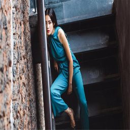 探秘《抓住西施的两只大兔子主题曲》的创作背景与文化解读